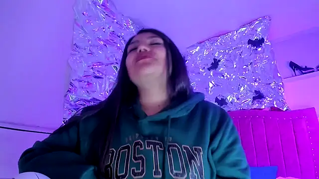 Snapshot of SarahStones chatting on 11.27.25 SarahStones online show from 11.27.25