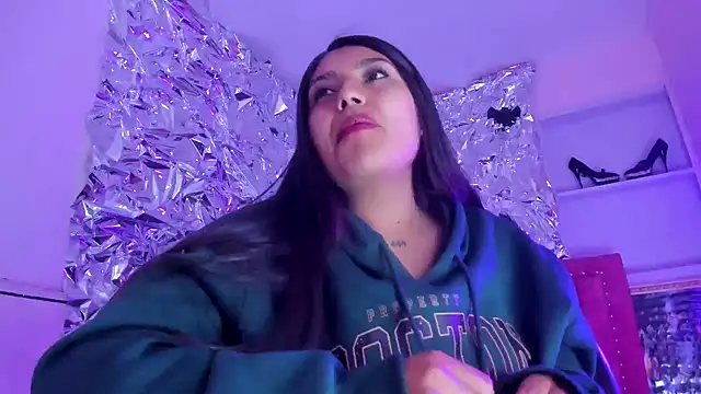 Snapshot of SarahStones chatting on 11.29.25 SarahStones online show from 11.29.25