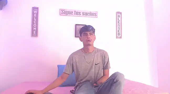 Snapshot of harrytomson_1 chatting on 12.15.24 harrytomson 1 online show from 12.15.24