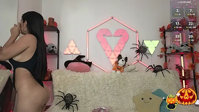 Snapshot of littlevixen18 chatting on 10.15.25 littlevixen18 online show from 10.15.25