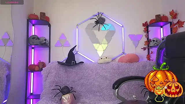 Snapshot of littlevixen18 chatting on 10.20.25 littlevixen18 online show from 10.20.25