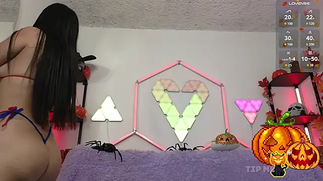 Snapshot of littlevixen18 chatting on 10.28.25 littlevixen18 online show from 10.28.25