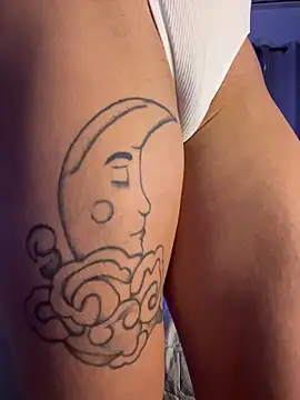 Snapshot of xMirana_ chatting on 11.19.25 xMirana online show from 11.19.25