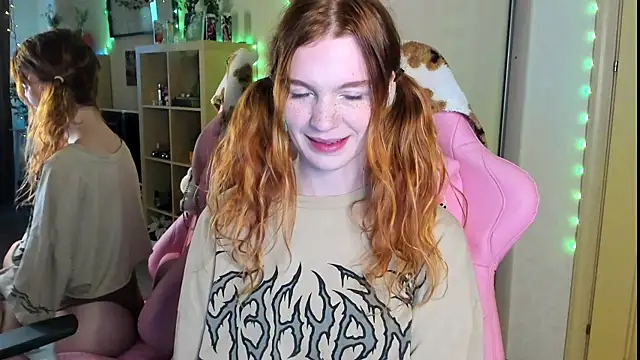 Snapshot of Sunny_Elly chatting on 10.12.25 Sunny Elly online show from 10.12.25