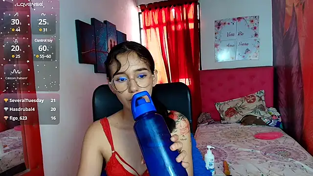 Snapshot of miley_blue_ chatting on 02.07.25 miley blue online show from 02.07.25
