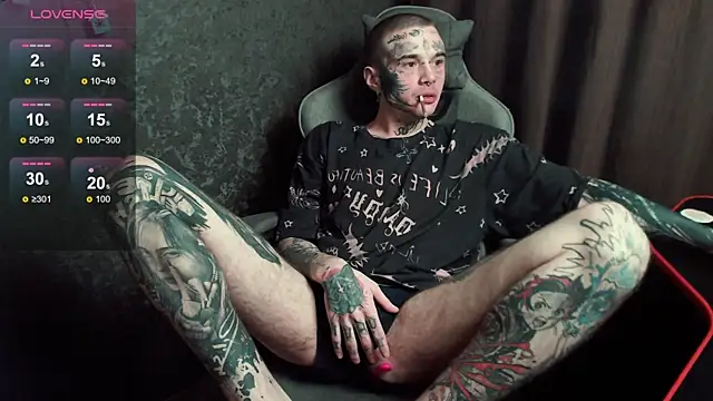 Snapshot of lonelycrystal chatting on 09.30.25 lonelycrystal online show from 09.30.25