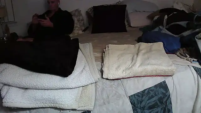 Snapshot of Hand69someguy chatting on 11.10.25 Hand69someguy online show from 11.10.25