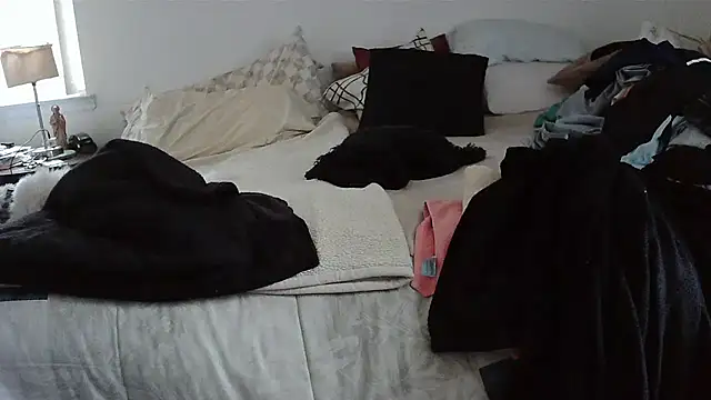 Snapshot of Hand69someguy chatting on 11.18.25 Hand69someguy online show from 11.18.25