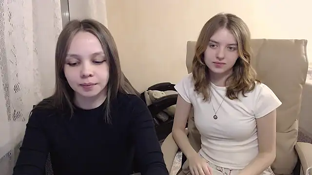 Snapshot of Emi1y_Angel11 chatting on 01.14.25 Emi1y Angel11 online show from 01.14.25