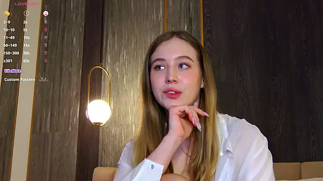 Snapshot of LoraineLuff chatting on 01.29.25 LoraineLuff online show from 01.29.25