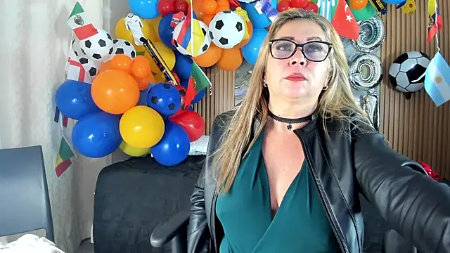 Snapshot of Danna_topless chatting on 06.18.26 Danna topless online show from 06.18.26