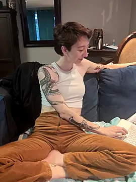 Snapshot of lovelylucyy chatting on 09.25.25 lovelylucyy online show from 09.25.25