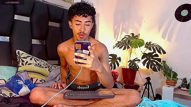 Snapshot of RyanRizzo chatting on 12.14.24 RyanRizzo online show from 12.14.24