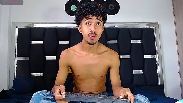 Snapshot of RyanRizzo chatting on 02.14.25 RyanRizzo online show from 02.14.25