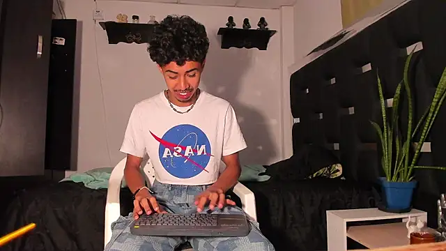 Snapshot of RyanRizzo chatting on 03.19.25 RyanRizzo online show from 03.19.25