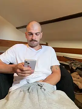 Snapshot of Greyoff chatting on 06.04.26 Greyoff online show from 06.04.26