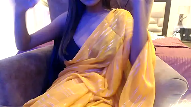 Snapshot of chhui_mui chatting on 02.21.25 chhui mui online show from 02.21.25