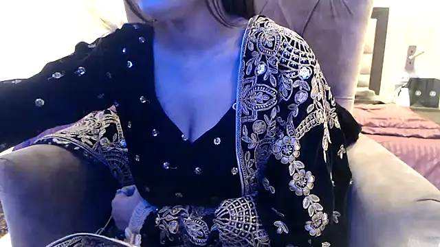 Snapshot of chhui_mui chatting on 02.22.25 chhui mui online show from 02.22.25