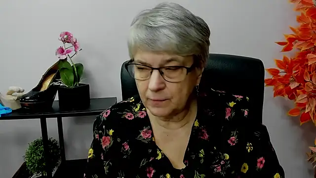 Snapshot of IrisDream chatting on 12.02.24 IrisDream online show from 12.02.24