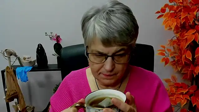 Snapshot of IrisDream chatting on 12.06.24 IrisDream online show from 12.06.24