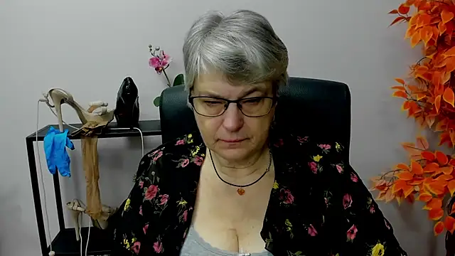 Snapshot of IrisDream chatting on 12.10.24 IrisDream online show from 12.10.24