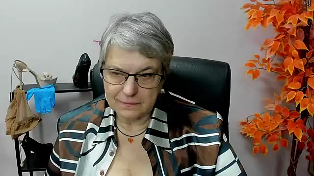 Snapshot of IrisDream chatting on 12.11.24 IrisDream online show from 12.11.24