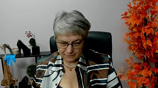 Snapshot of IrisDream chatting on 12.12.24 IrisDream online show from 12.12.24