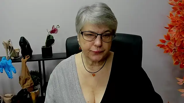 Snapshot of IrisDream chatting on 12.13.24 IrisDream online show from 12.13.24