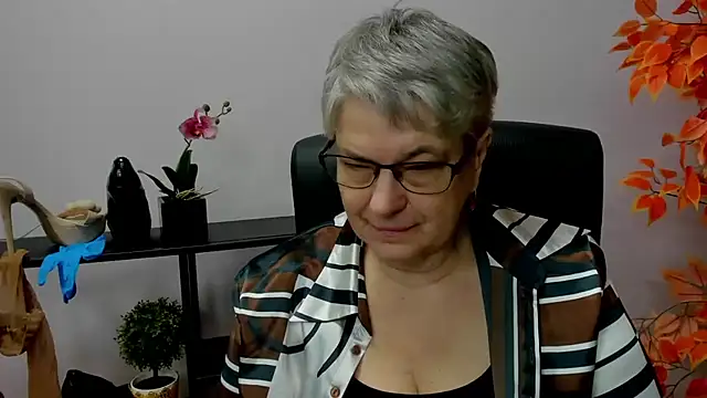 Snapshot of IrisDream chatting on 12.18.24 IrisDream online show from 12.18.24