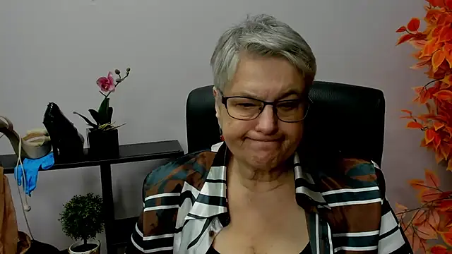 Snapshot of IrisDream chatting on 12.18.24 IrisDream online show from 12.18.24