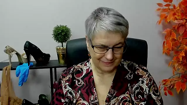 Snapshot of IrisDream chatting on 12.19.24 IrisDream online show from 12.19.24