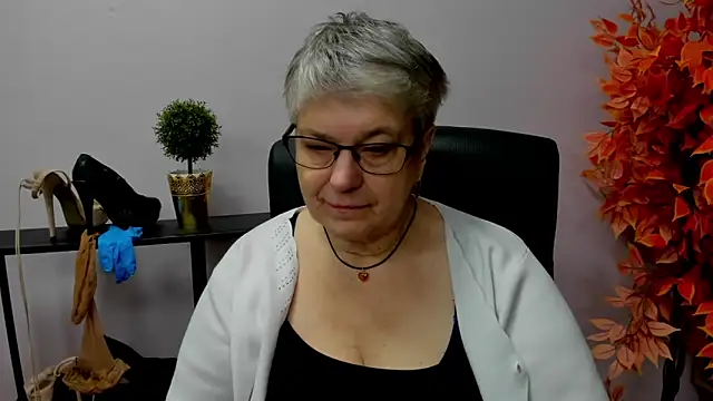 Snapshot of IrisDream chatting on 12.20.24 IrisDream online show from 12.20.24