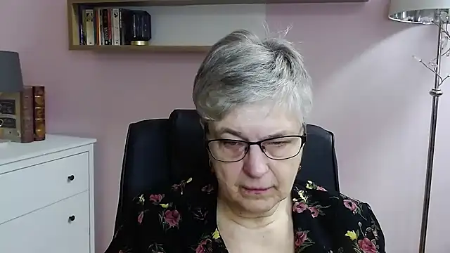 Snapshot of IrisDream chatting on 12.23.24 IrisDream online show from 12.23.24