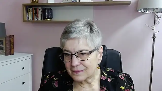 Snapshot of IrisDream chatting on 12.23.24 IrisDream online show from 12.23.24