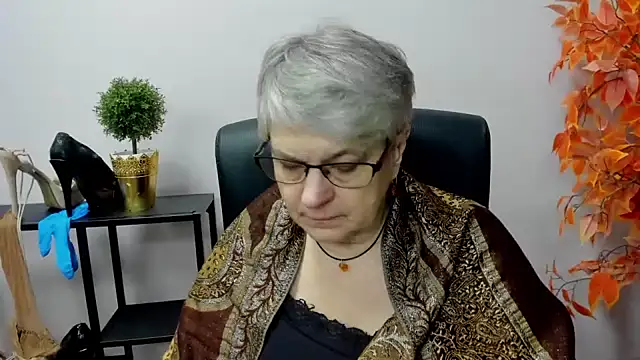 Snapshot of IrisDream chatting on 12.31.24 IrisDream online show from 12.31.24