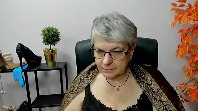 Snapshot of IrisDream chatting on 12.31.24 IrisDream online show from 12.31.24