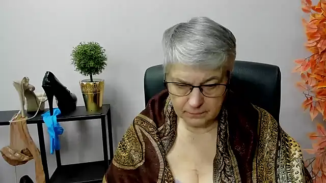 Snapshot of IrisDream chatting on 01.02.25 IrisDream online show from 01.02.25