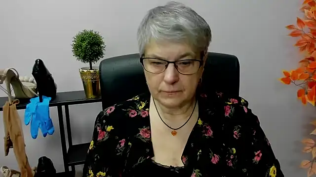 Snapshot of IrisDream chatting on 01.07.25 IrisDream online show from 01.07.25