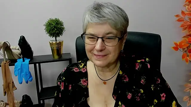 Snapshot of IrisDream chatting on 01.07.25 IrisDream online show from 01.07.25