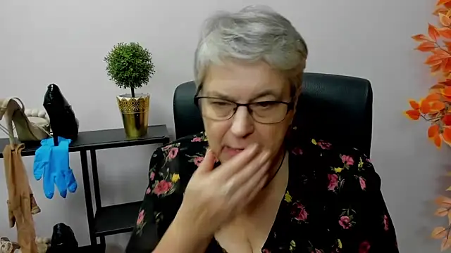 Snapshot of IrisDream chatting on 01.07.25 IrisDream online show from 01.07.25