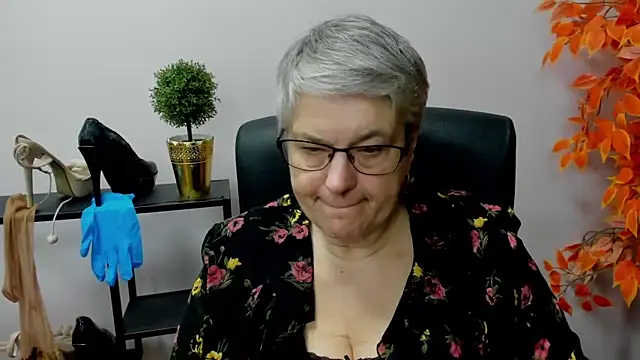 Snapshot of IrisDream chatting on 01.08.25 IrisDream online show from 01.08.25