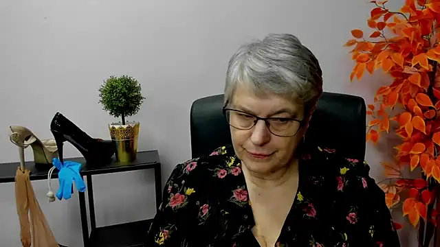 Snapshot of IrisDream chatting on 01.09.25 IrisDream online show from 01.09.25