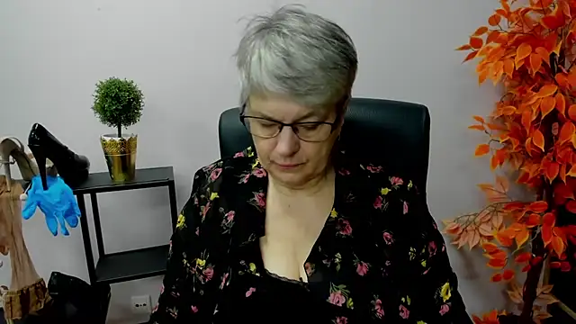 Snapshot of IrisDream chatting on 01.13.25 IrisDream online show from 01.13.25