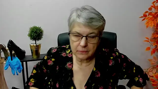 Snapshot of IrisDream chatting on 01.13.25 IrisDream online show from 01.13.25