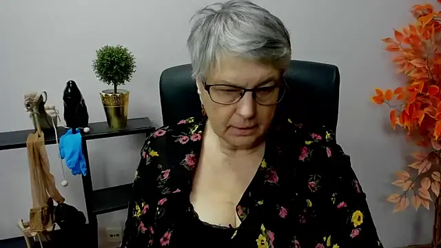 Snapshot of IrisDream chatting on 01.14.25 IrisDream online show from 01.14.25