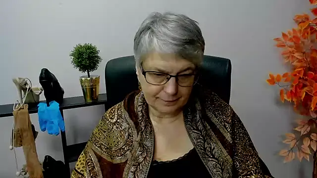 Snapshot of IrisDream chatting on 01.15.25 IrisDream online show from 01.15.25