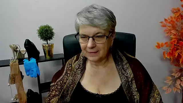 Snapshot of IrisDream chatting on 01.15.25 IrisDream online show from 01.15.25