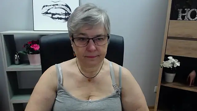 Snapshot of IrisDream chatting on 01.17.25 IrisDream online show from 01.17.25