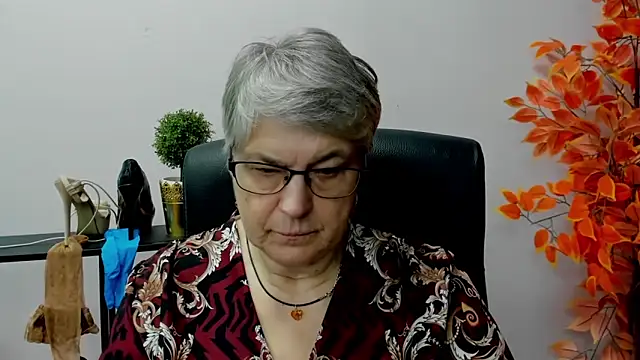 Snapshot of IrisDream chatting on 01.20.25 IrisDream online show from 01.20.25