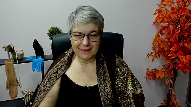 Snapshot of IrisDream chatting on 01.21.25 IrisDream online show from 01.21.25